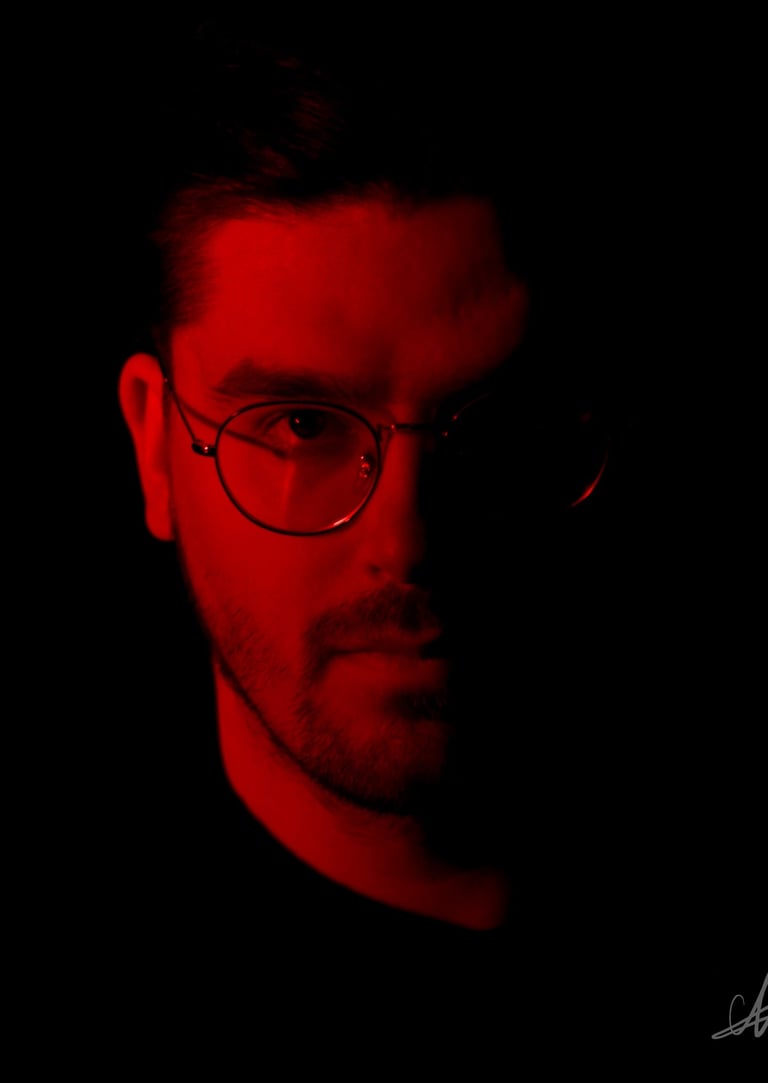 Dimitri Janiak , le guitariste du groupe Rush On Mars éclairé de face par une Lumière rouge