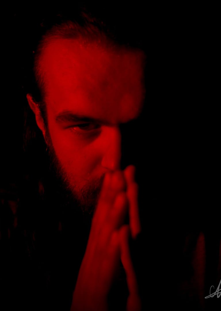 Nathan Dartevert, le guitariste et chanteur et trompettiste du groupe Rush On Mars éclairé de face