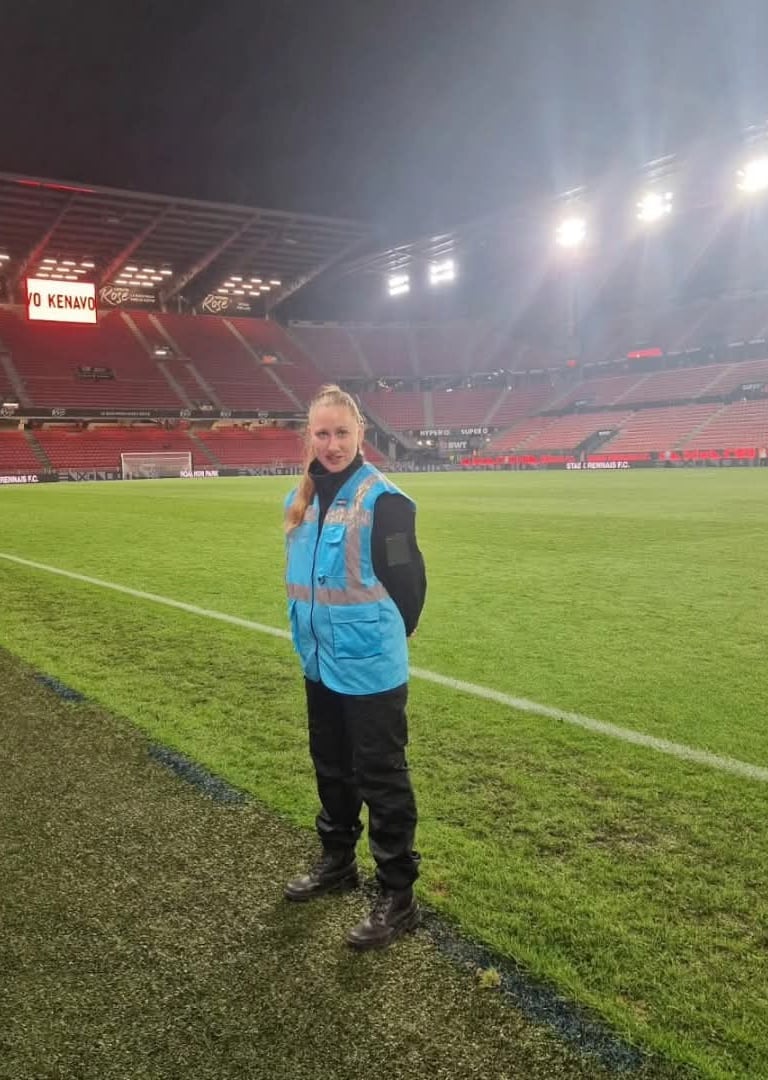 femme agent de sécurité seyf sécurité stade de foot event sportif Bretagne mailleur service