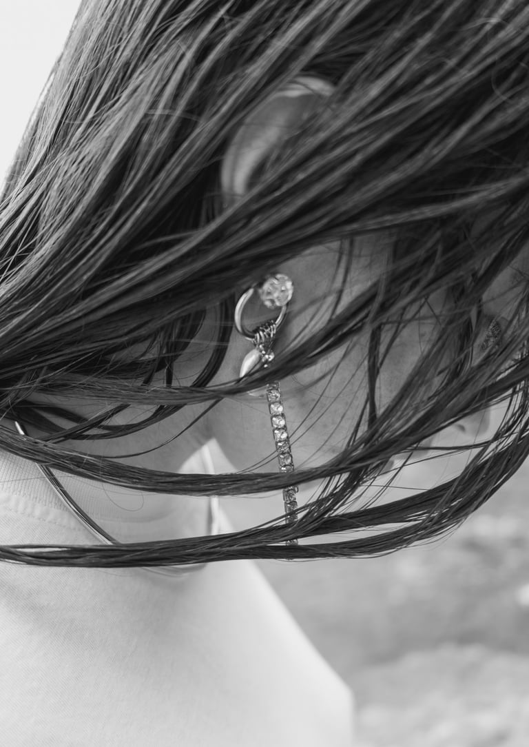 photo publicitaire d'une femme avec boucle d'oreille et colier 