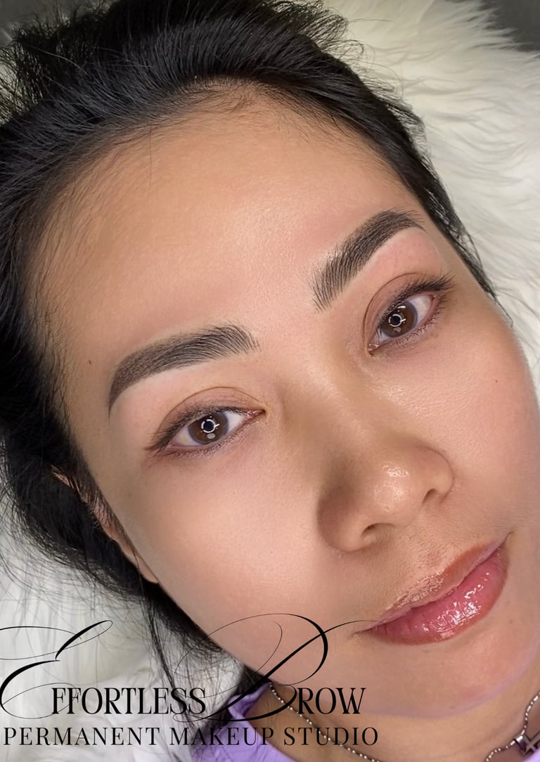 A fresh combo brow, showing crisp nano hair strokes at the front blending into a soft powder tail.