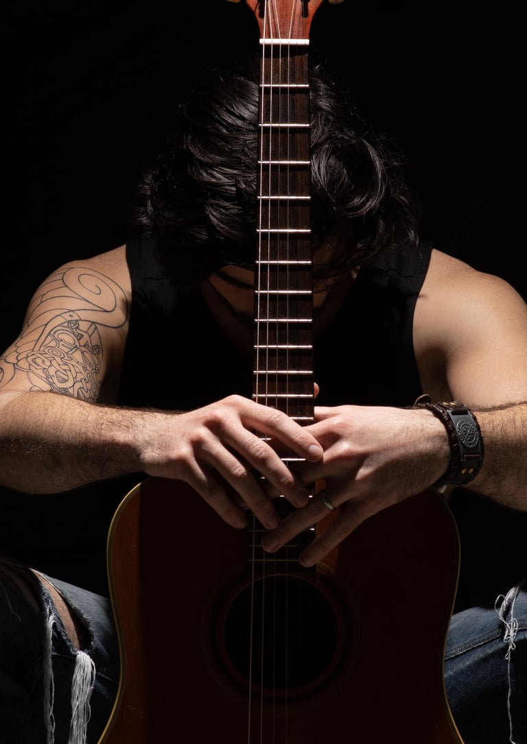 Anthony Vuillemin Photographe, en train de tenir une guitare