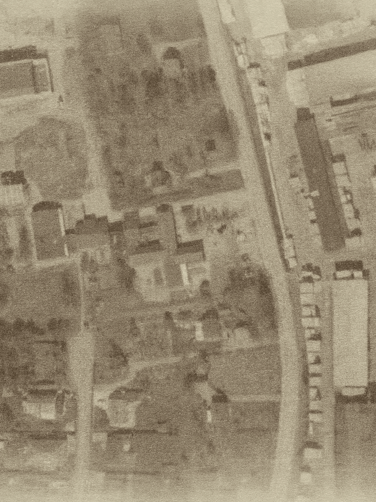 Historiskt inspirerat flygfoto över Moheda Långagård, återskapat i gulnad arkivstil från 60-talet.