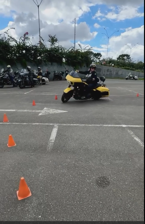 Passagem de uma pilota em uma Harley Davidson