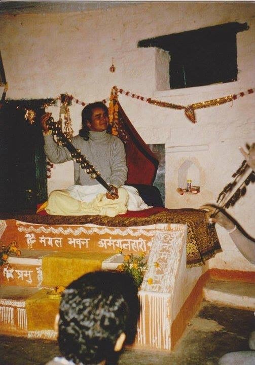 Shri Babaji suona la cinta