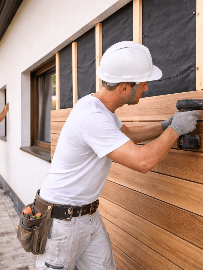 Pose de bardage bois sur façade de maison individuelle en rénovation