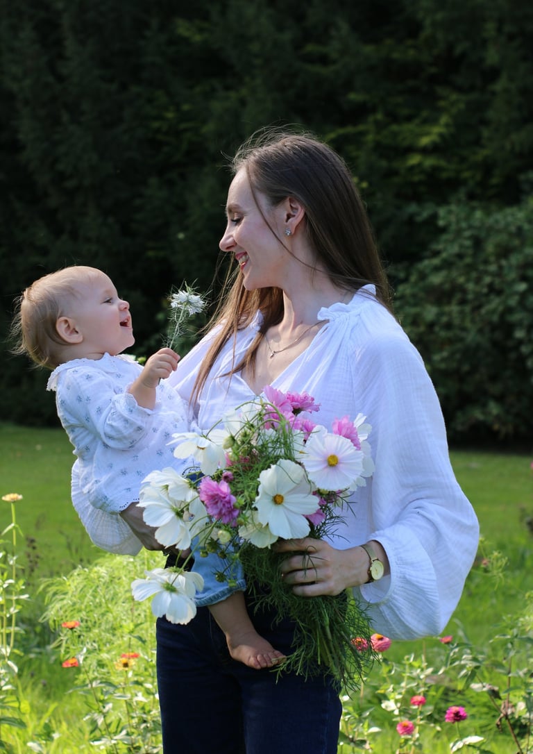 Mariya Dumazert et sa fille dans le jardin – instant de nature, fleurs et art de vivre.