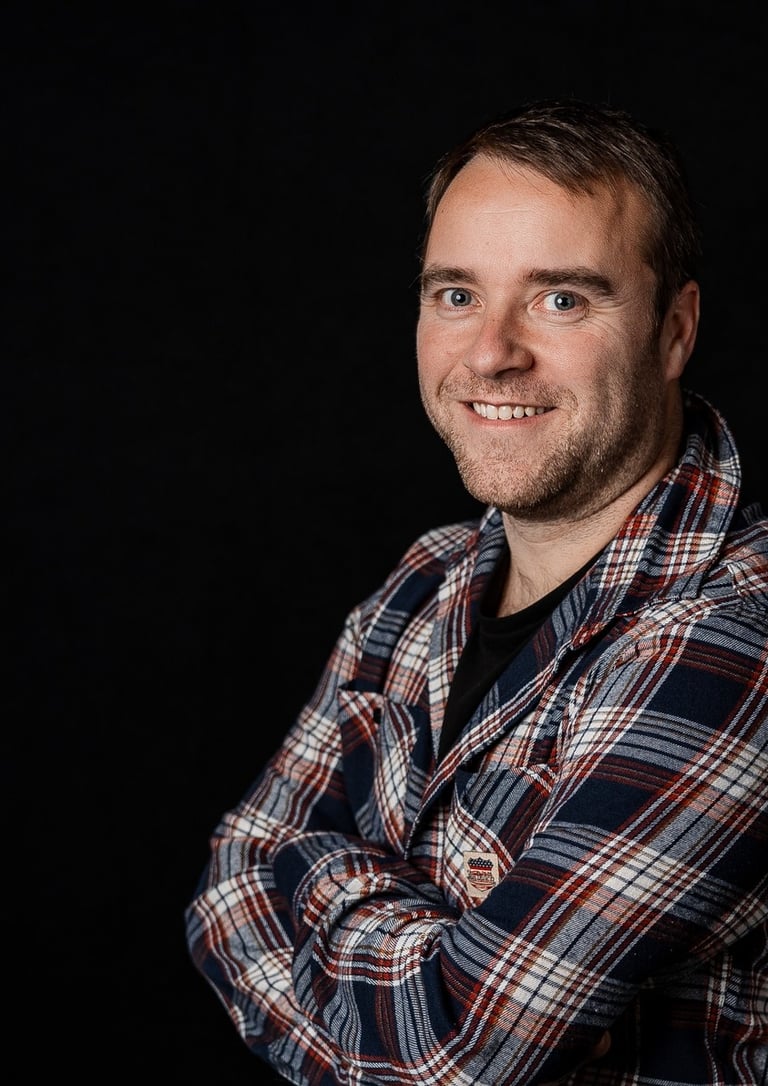 Homme en chemise à carreau sur fond noir