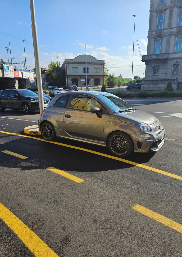 Foto do Fiat 500 que alugamos em Verona, na Itália