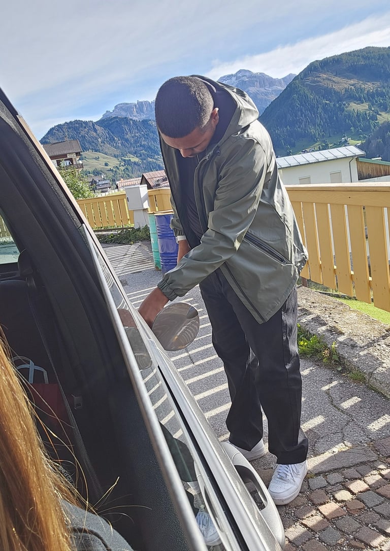 Foto do Matheus batendo a cabeça pra aprender a abastecer o carro na Itália