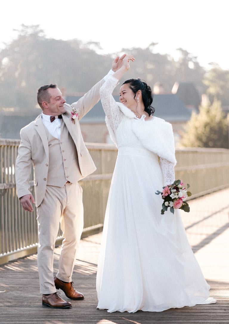 un couple lors de leur mariage en train de danser lors d'un mariage à Guignen, à Rennes