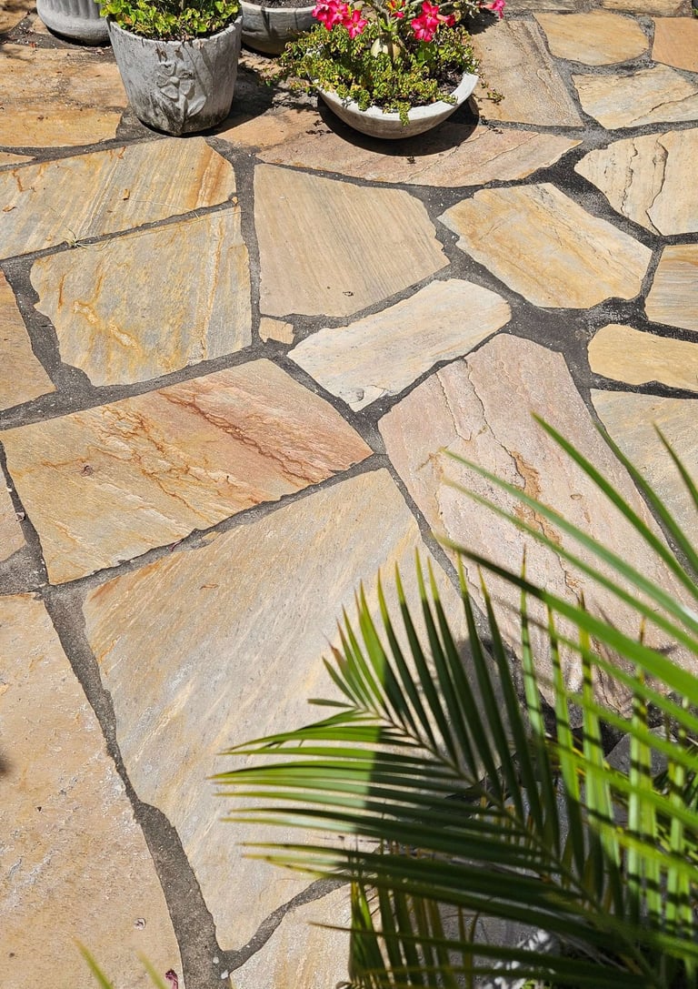 Pedra São Tomé filete, mosaico, caco, lajão, serrada, borda, degrau amarela e branca área externa