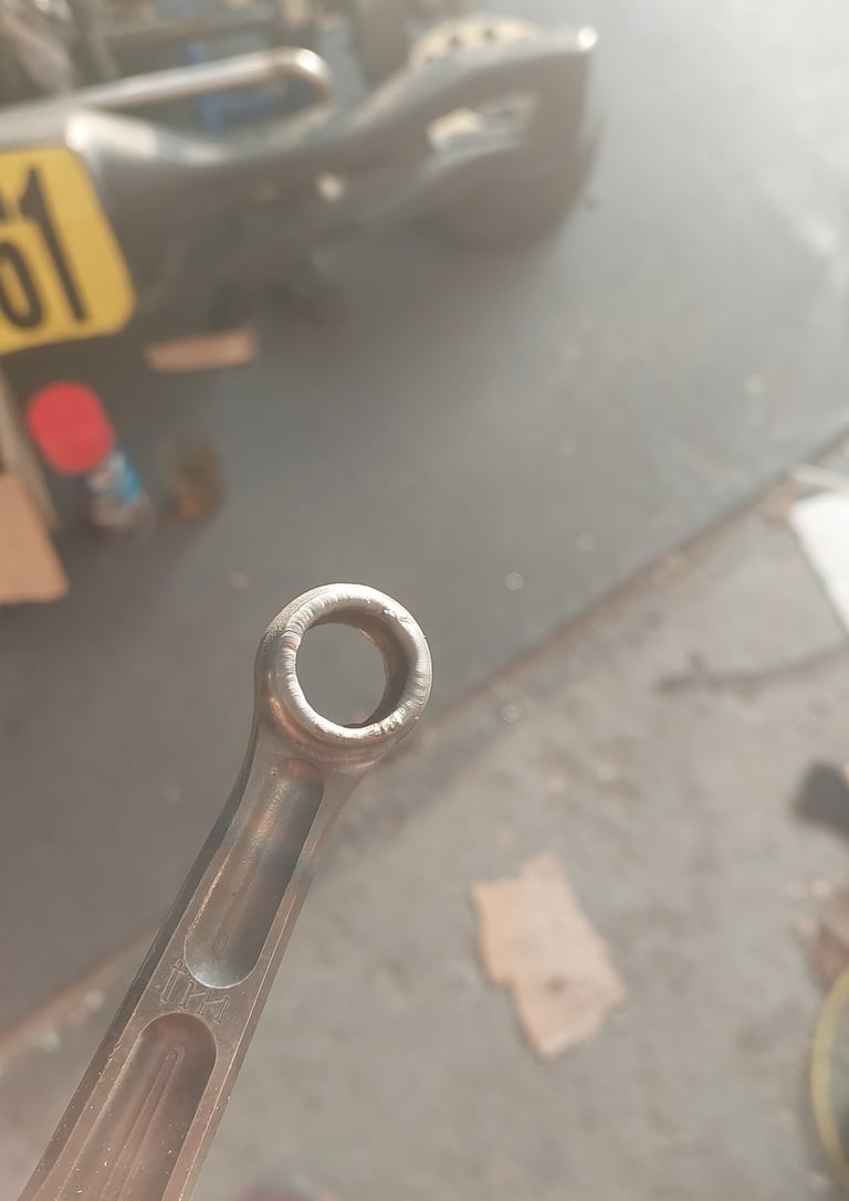 Zavarivanje poboljšane čaure u malu pesnicu klipnjače