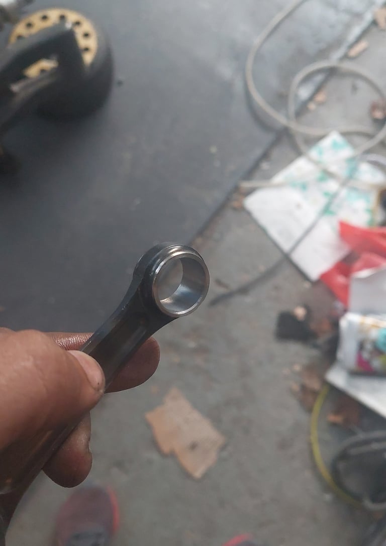 Obrada i brušenje male pesnice na klipnjači