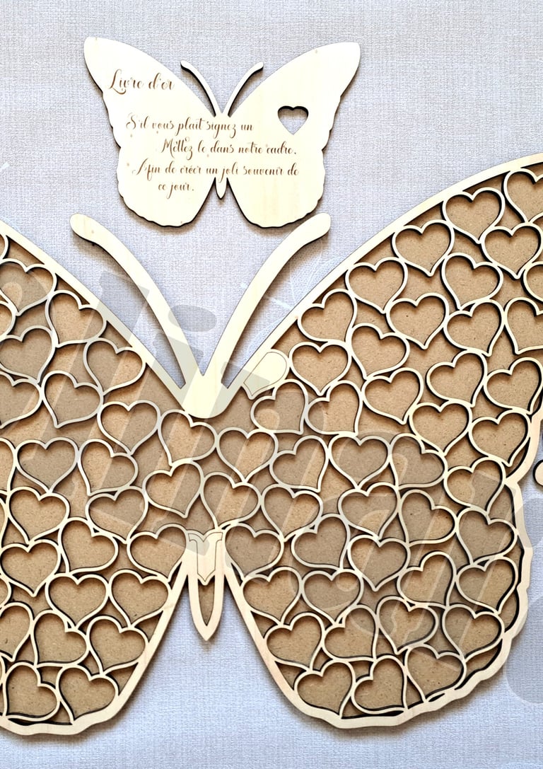 Livre d'or en bois en forme de papillon avec des coeurs