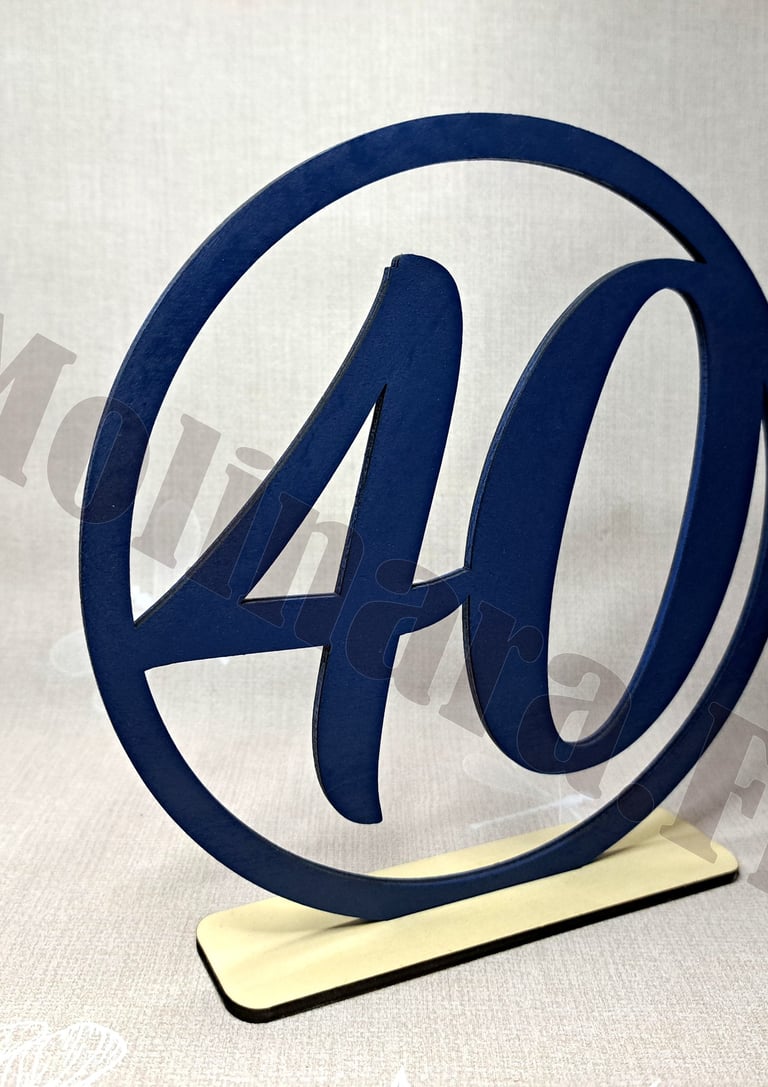 Décoration en bois posé sur une table chiffre 40