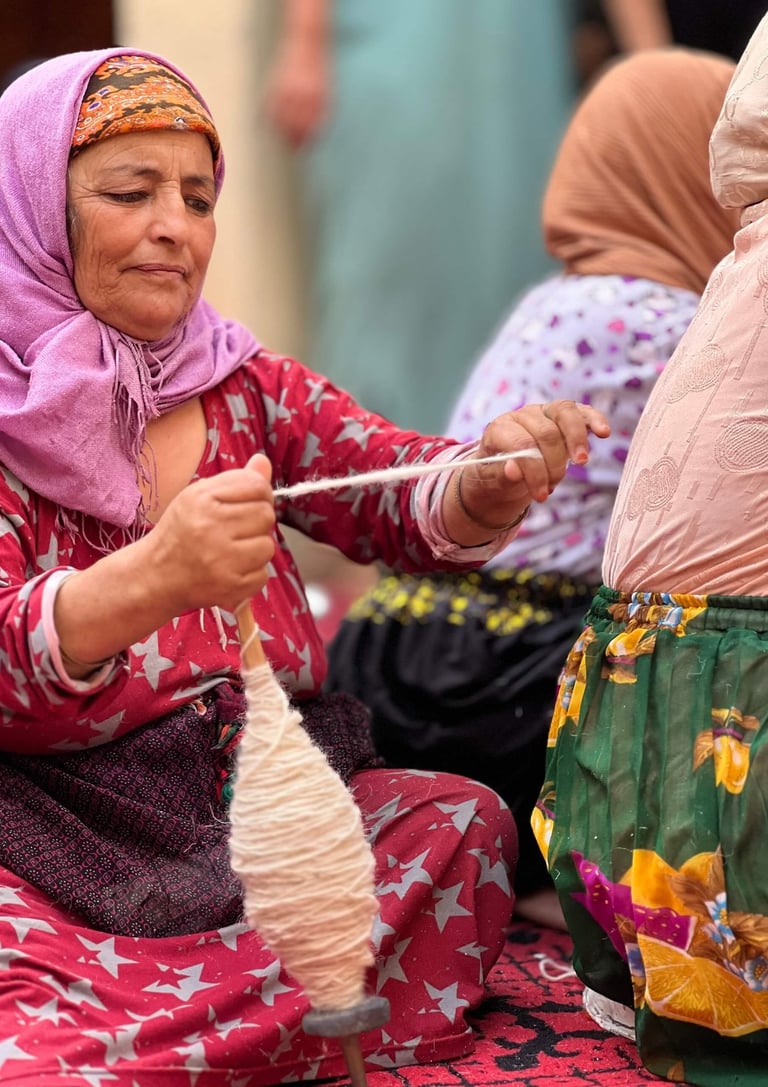 Mujer amazigh hilando textiles tradicionales en Marruecos