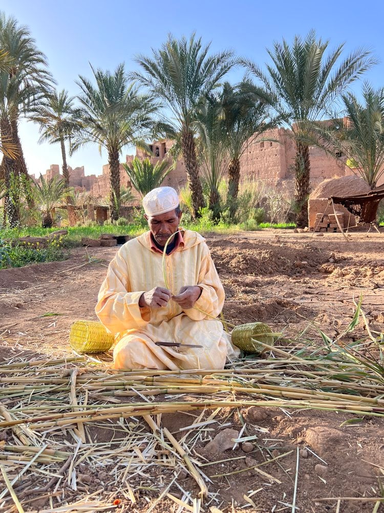 Artesano del sur de Marruecos trabajando fibras del oasis