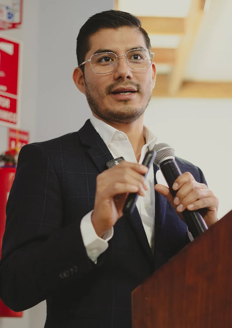 Doctor dando una ponencia sobre un tema de cirujía bariátrica de manga monopuerto en el IESS Quito Ecuador