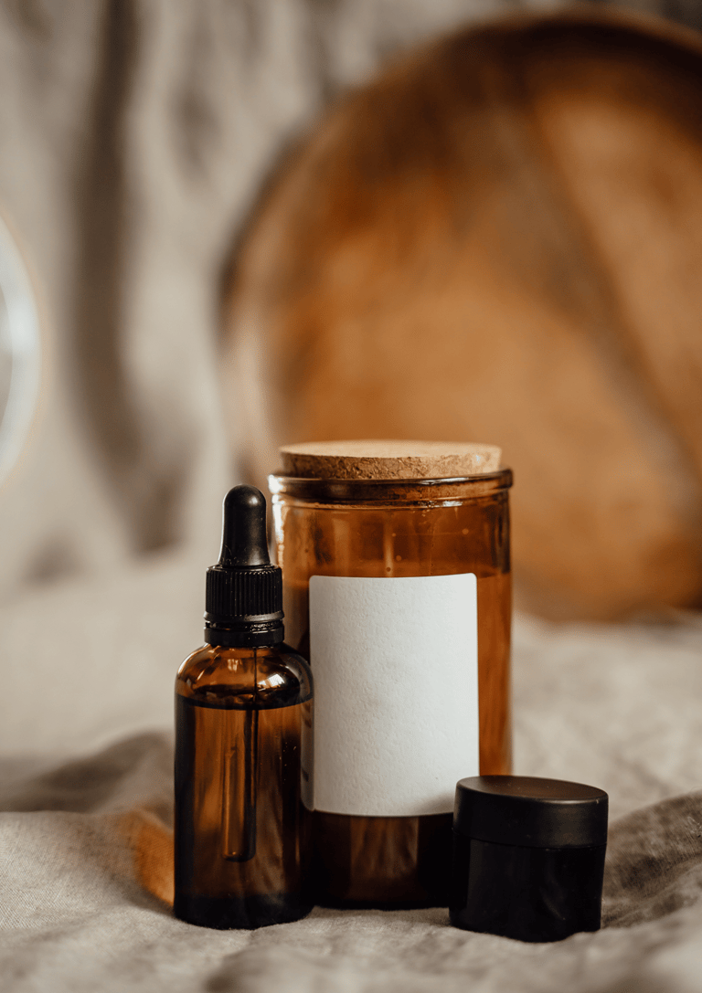 Des bougies sacrées de rituel aux huiles essentielles et en cire naturelles, avec des fleurs