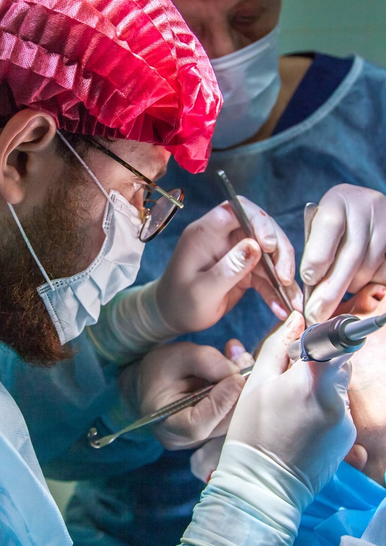 Cirugía oral y maxilofacial: equipo de especialistas realizando procedimiento quirúrgico dental