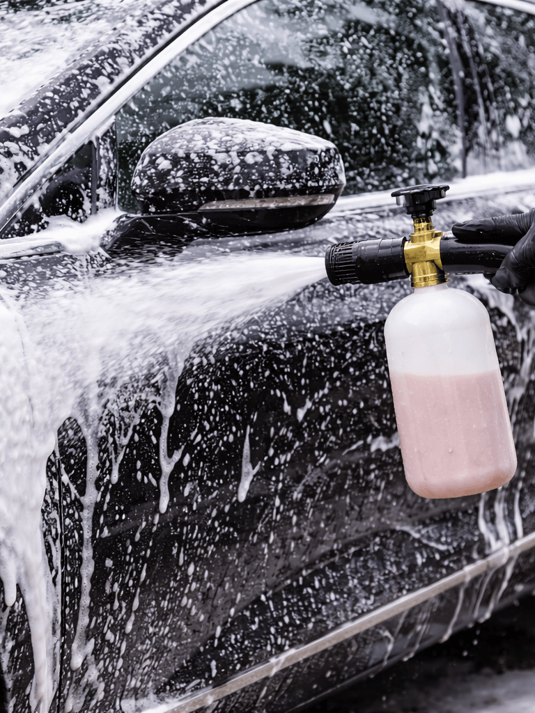 Lavage voiture au canon mousse