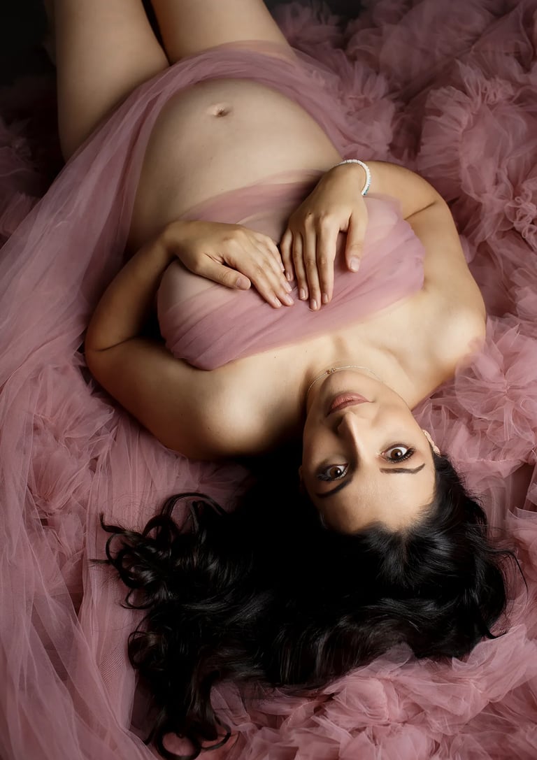 une femme enceinte lors d'une séance photo studio à troyes