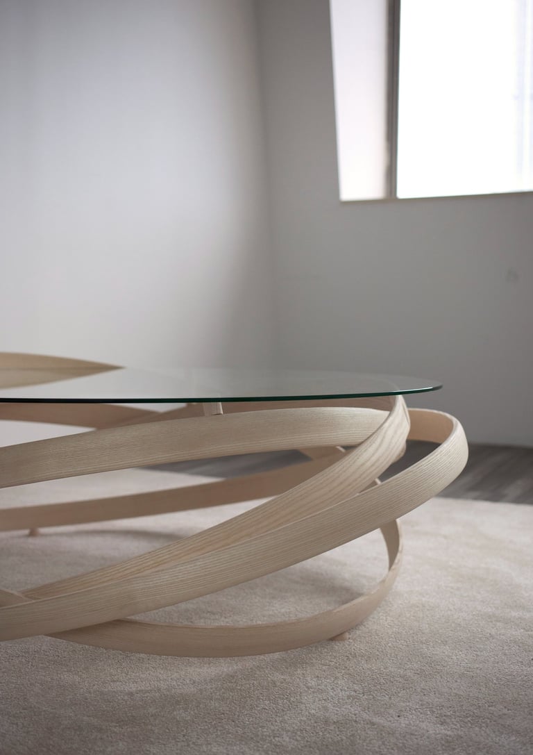 le bois étuvé a permis de créer de grands cercle en bois pour un dessin minimaliste et contemporain
