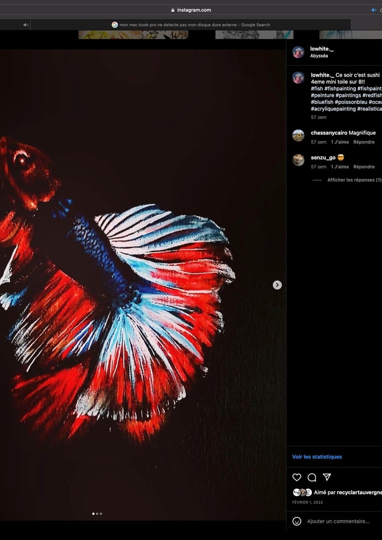 un poisson rouge noir et bleu