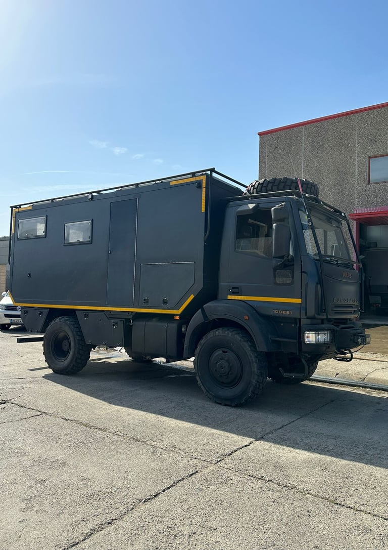 camión camperizado en zona industrial