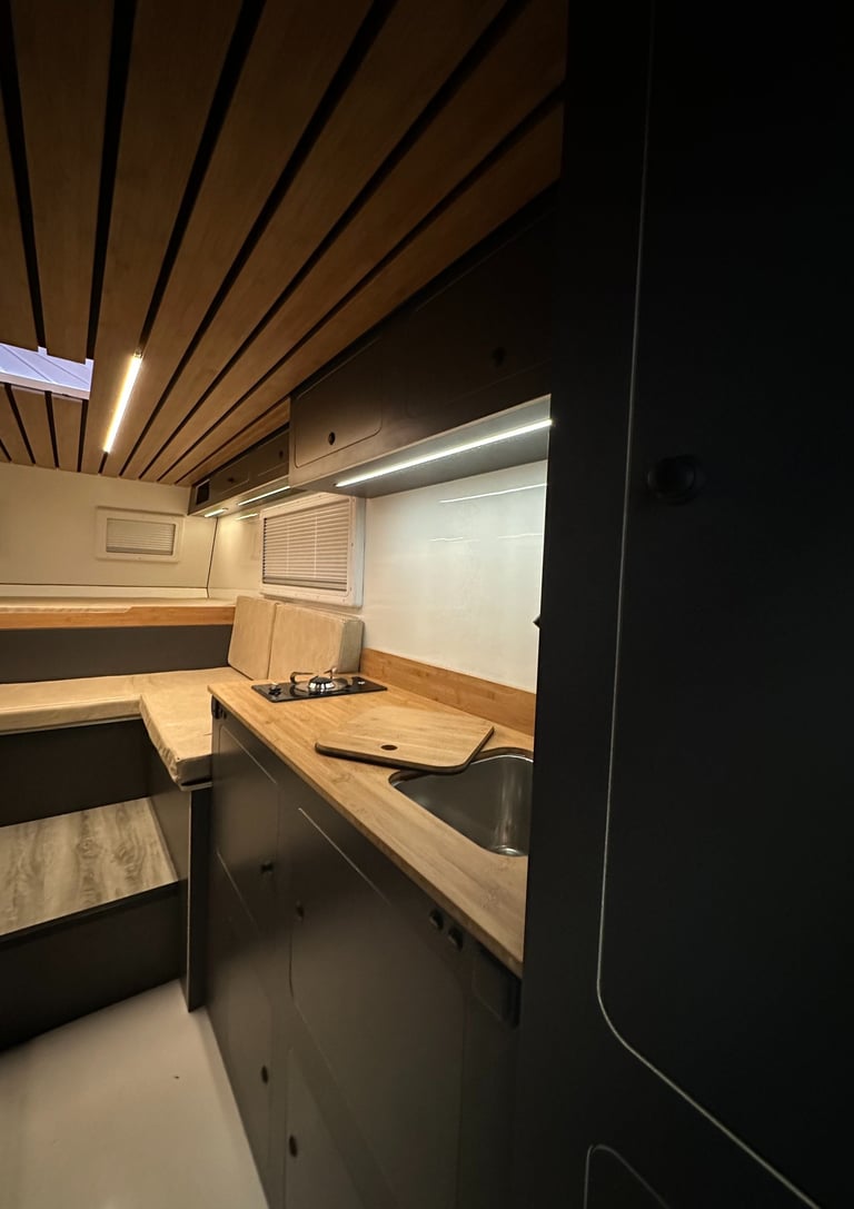 concina interior con sofas y luces led