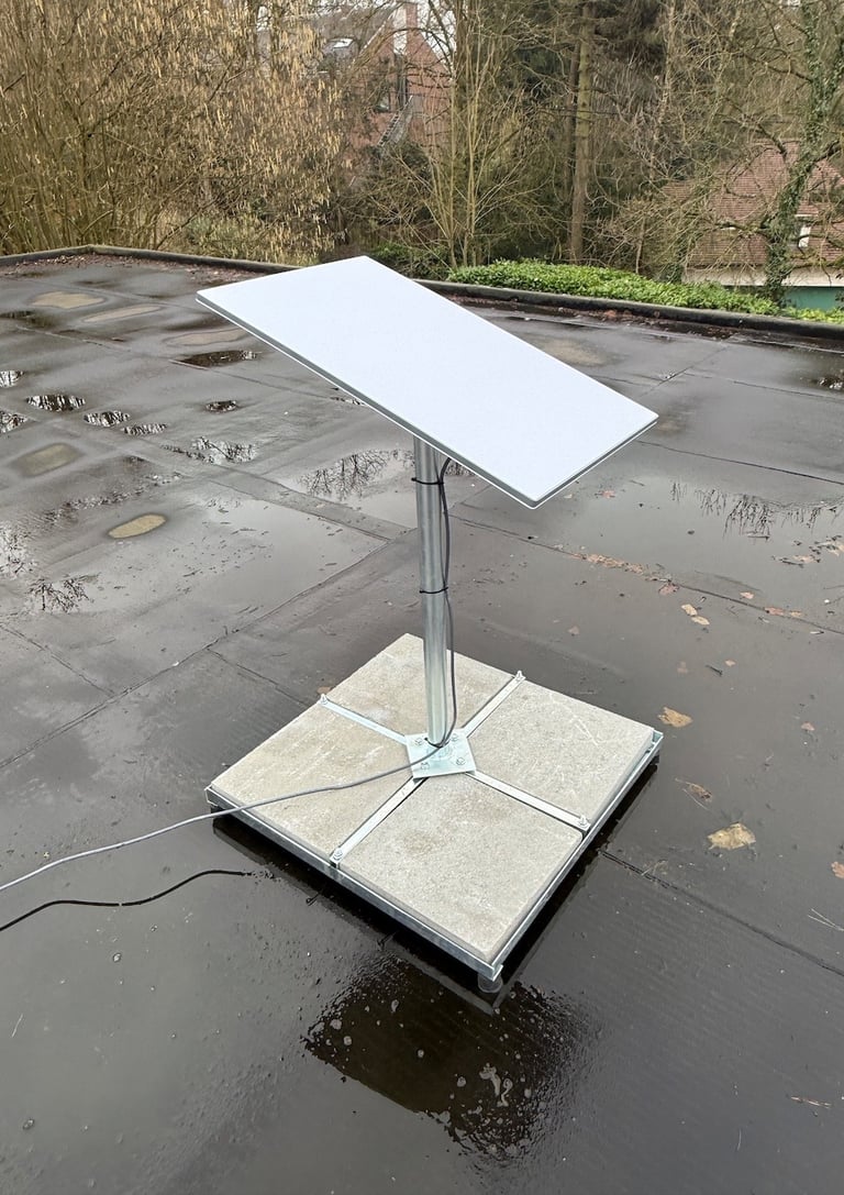 Antenne Starlink sur pied au sol