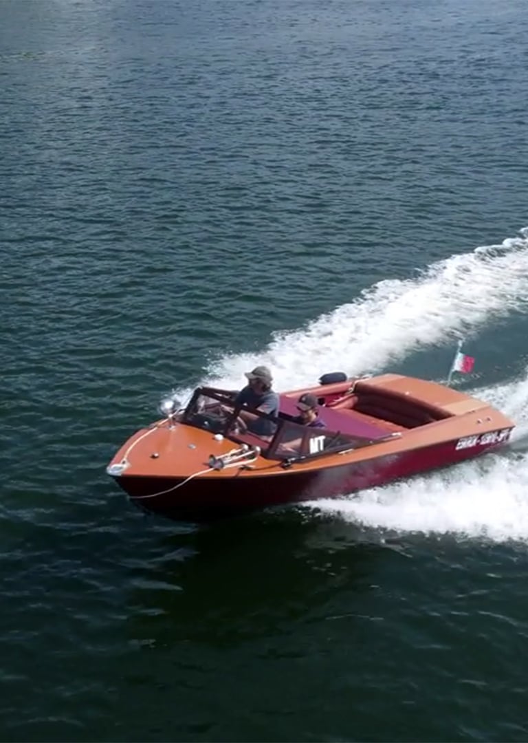 The James Bond–style speedboat Eskrok speeding along the Douro River