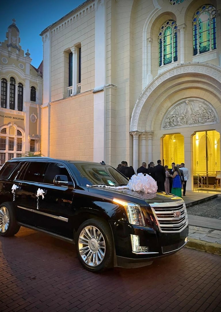 Carro de lujo marca cadillac disponible para bodas y quinceaños