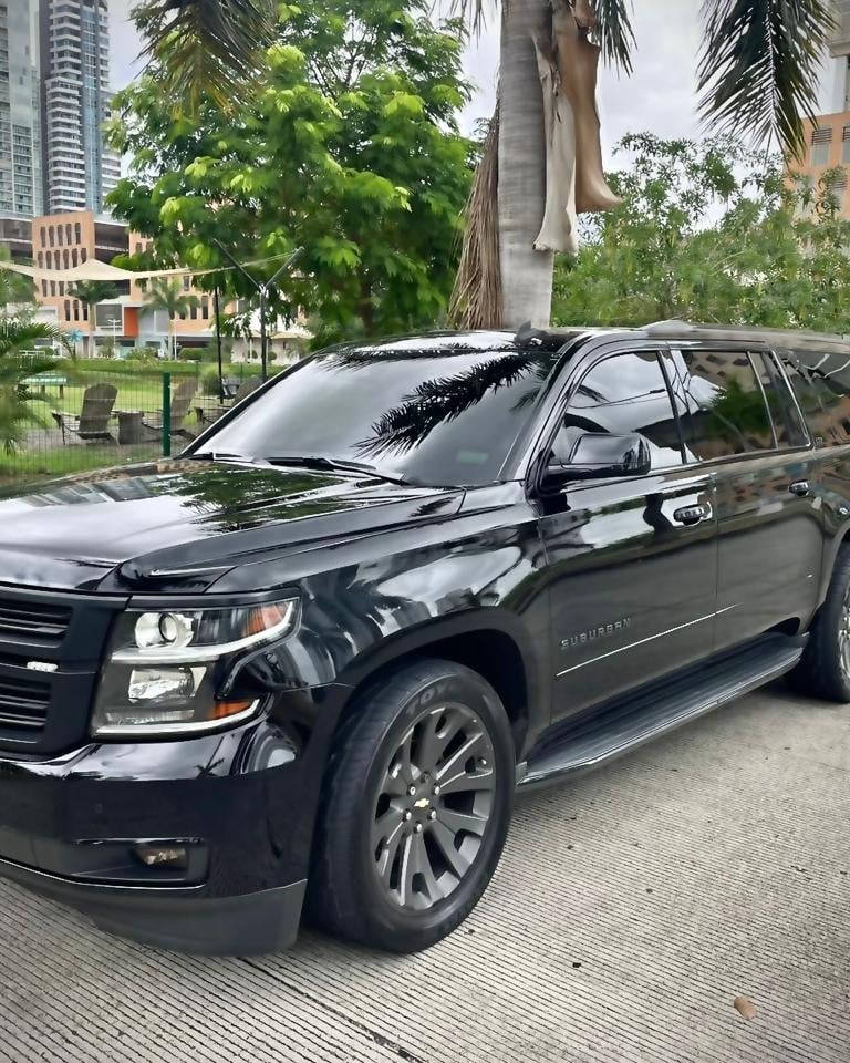 Carro de lujo marca Chevrolet usado para bodas y quinceaños
