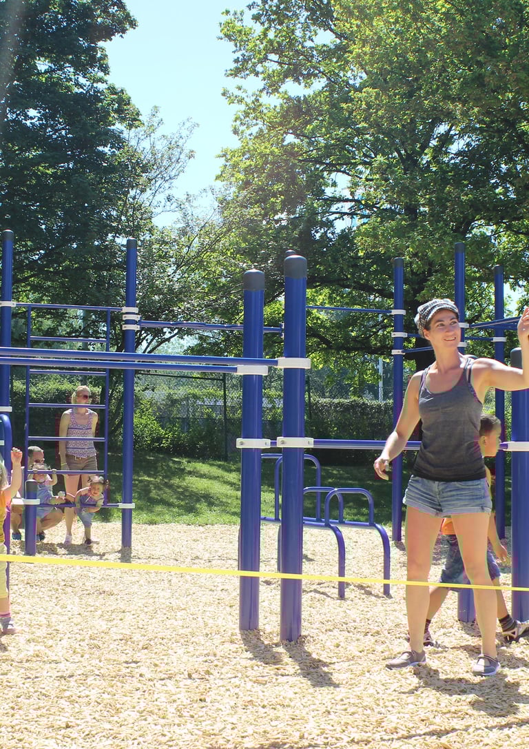 Mère et fille dans un slackline parc Kenguru Pro