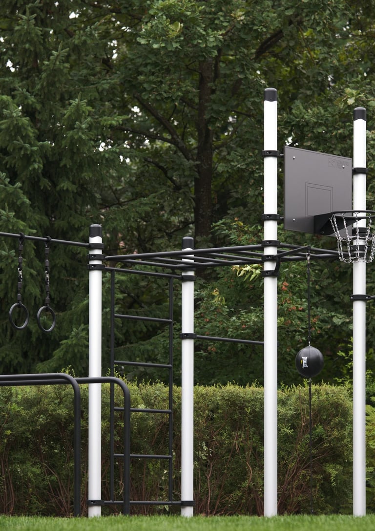 Terrain de street workout Kenguru Pro dans un parc.