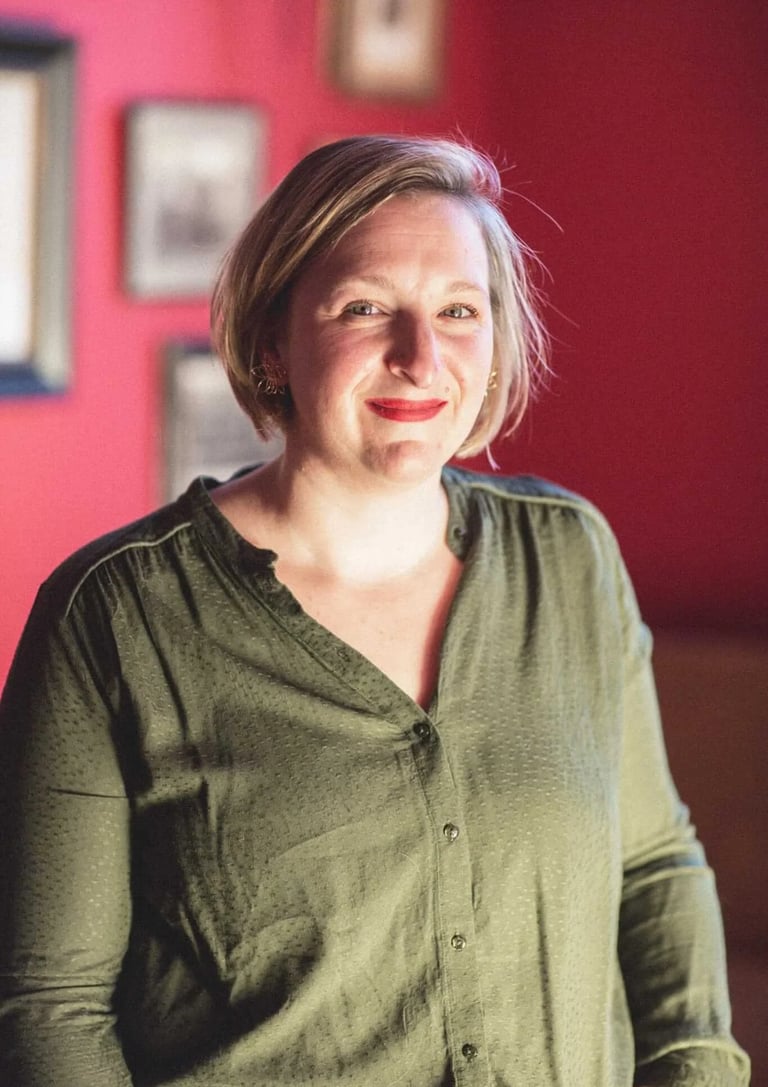 Anne-Sophie Loriot, auteure - Photo de biographie en couleurs.