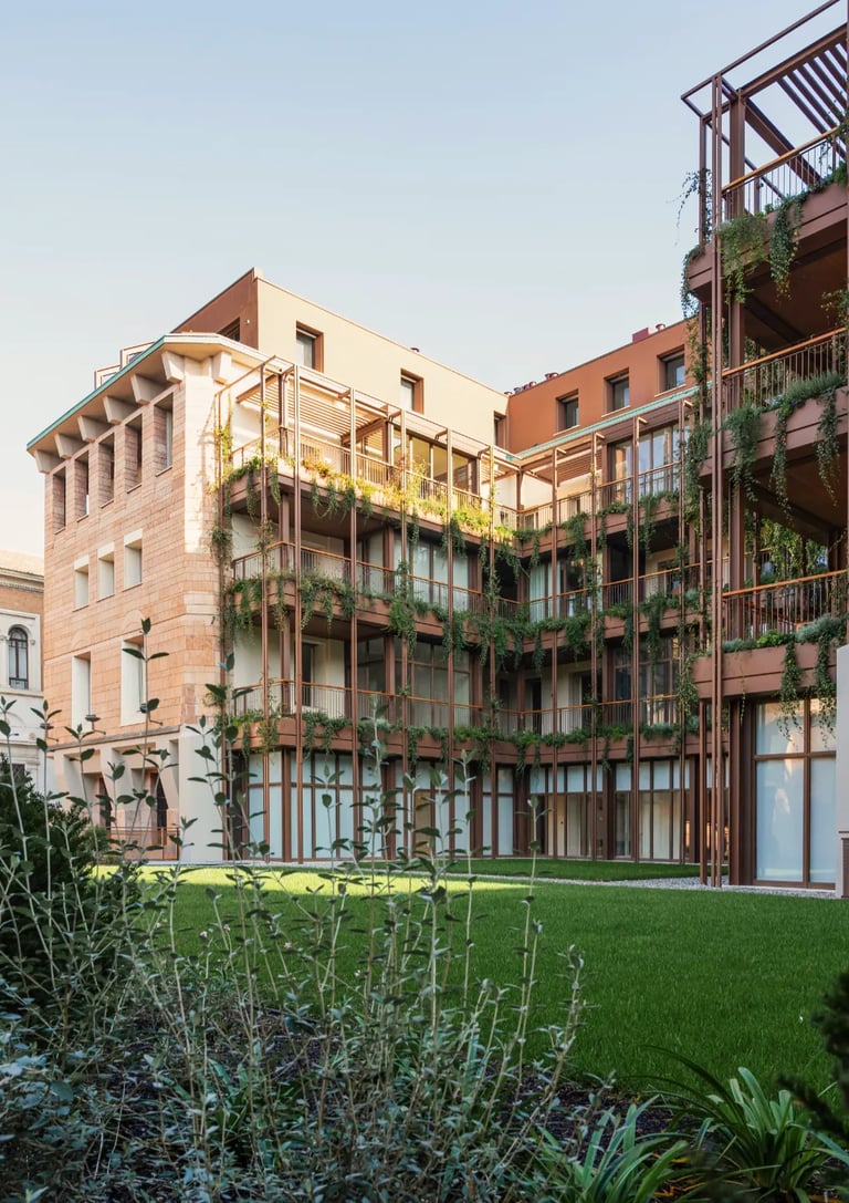 Corte interna di Palazzo CorteVerdi a Cremona: giardino con prato e verde verticale di Boeri e AG&P greenscape.