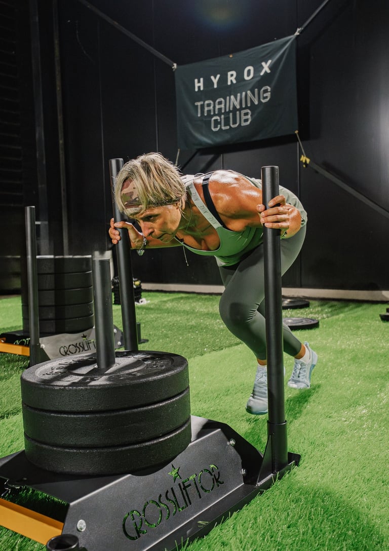 Femme d'une cinquantaine d'année faisant du sport dans une salle de sport à Pau.