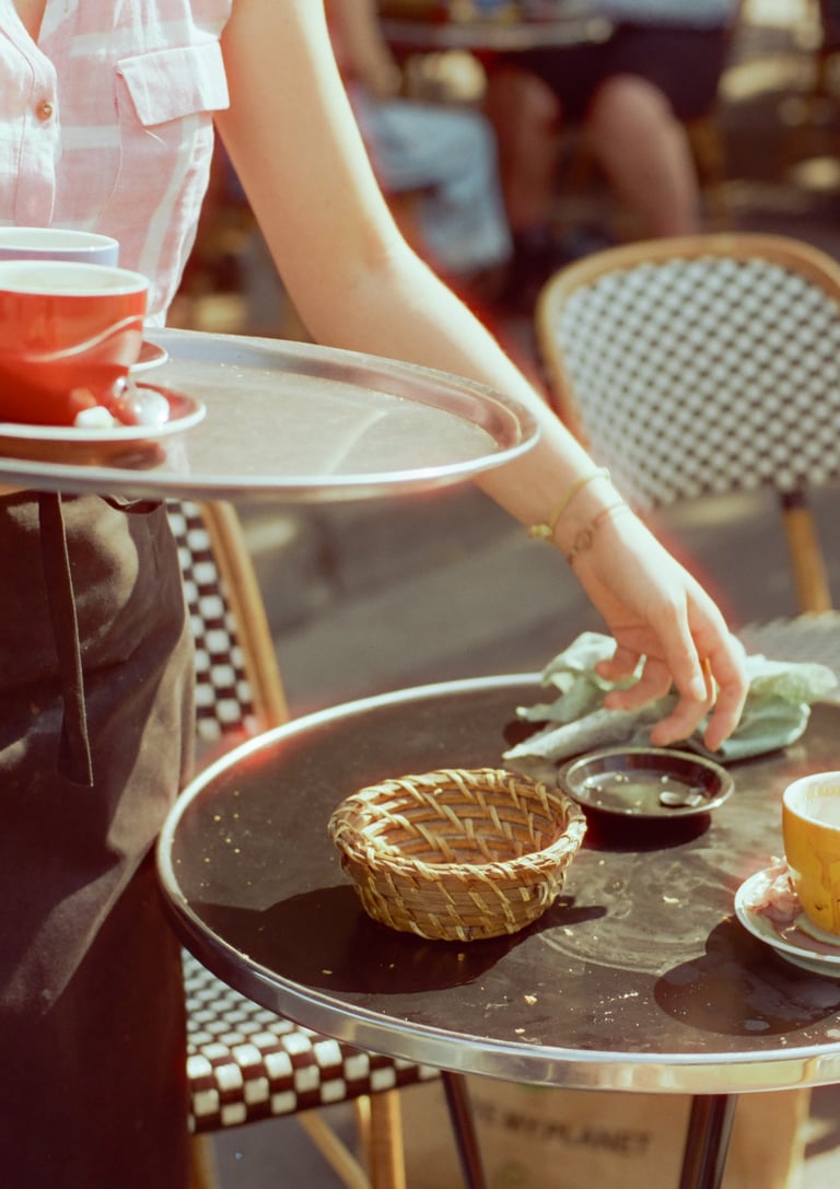 La serveuse de la place Martin Nadaud - Paris 20e