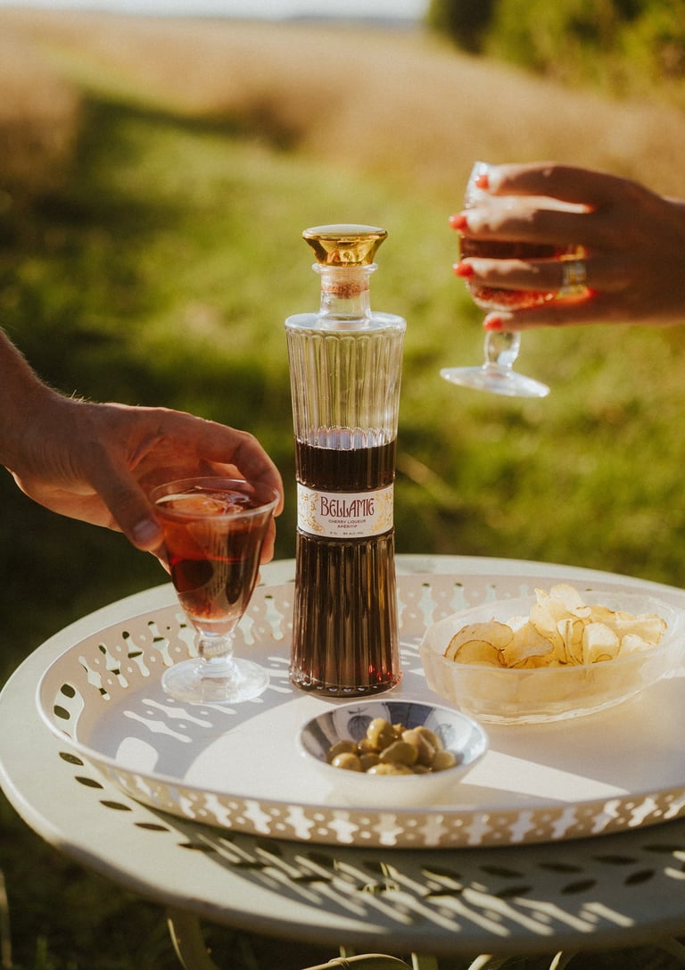 Bouteille de Bellamie apéritif à la campagne