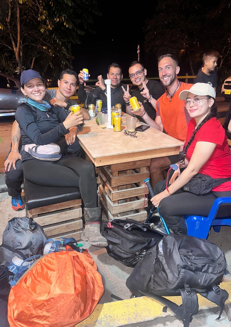Grupo de caminantes llegando a Juntas con sonrisas y mochilas al hombro