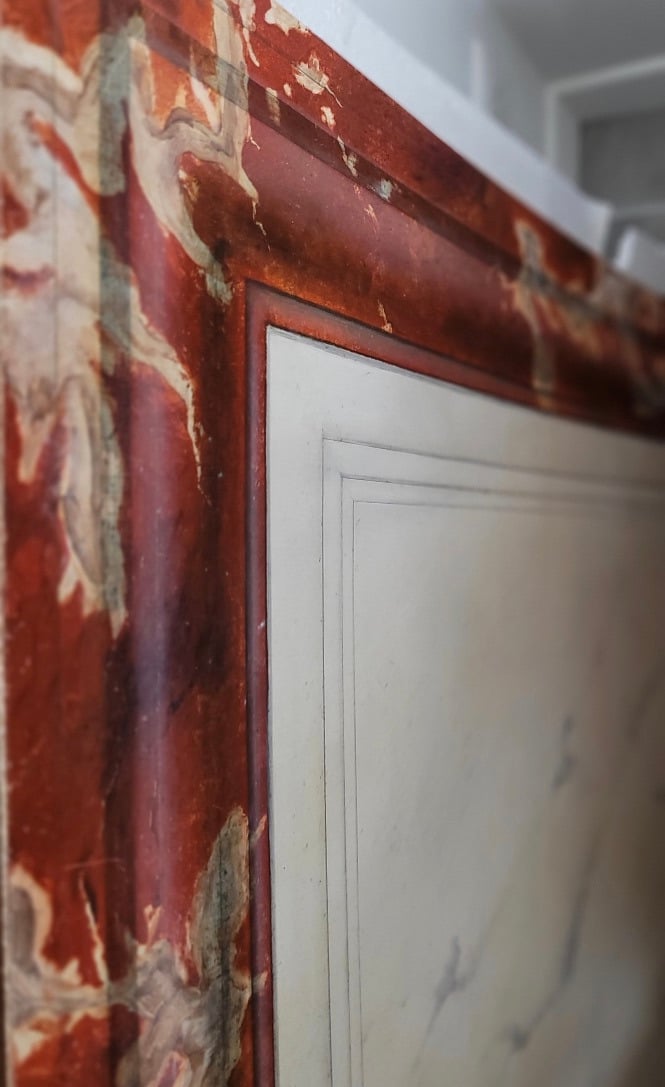 Peinture décorative avec ces faux marbres: blanc veiné et rouge Incarnat de Turquin, faux reliefs.