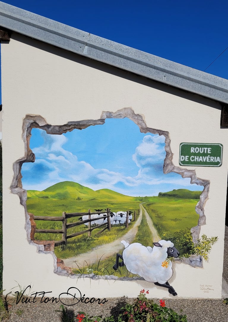 L’illusion d’une ouverture sur un paysage imaginaire qui ajoute une touche d'originalité à un abri bus désuet en bord de rout