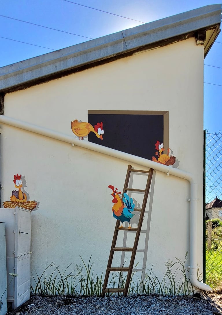 Cette fresque "poulailler" apporte un trait d'humour au mur de cet abri bus en bord de route. De quoi embellir le mobilier ur