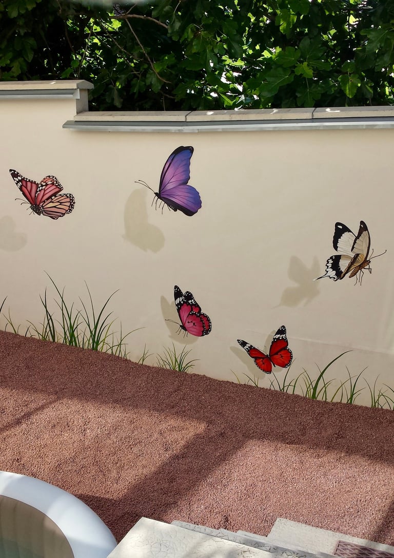 Fresque aux papillons peinte sur un mur mitoyen, de quoi embellir et animer une cour intérieure avec un peu de poésie.
