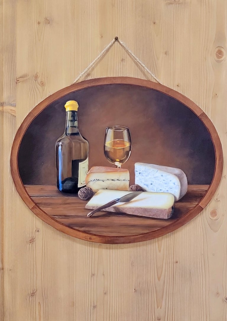 Des médaillons en trompe-l'oeil décorent des portes de chalet, illustrants pour chaque pièce des particularités locales.