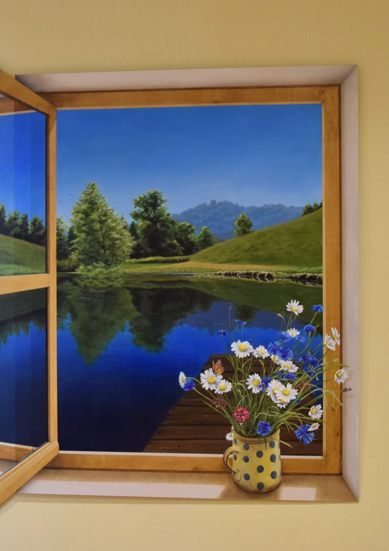 Fenêtre en trompe-l'oeil sur un mur intérieur, donnant l'illusion d'une ouverture sur un paysage.