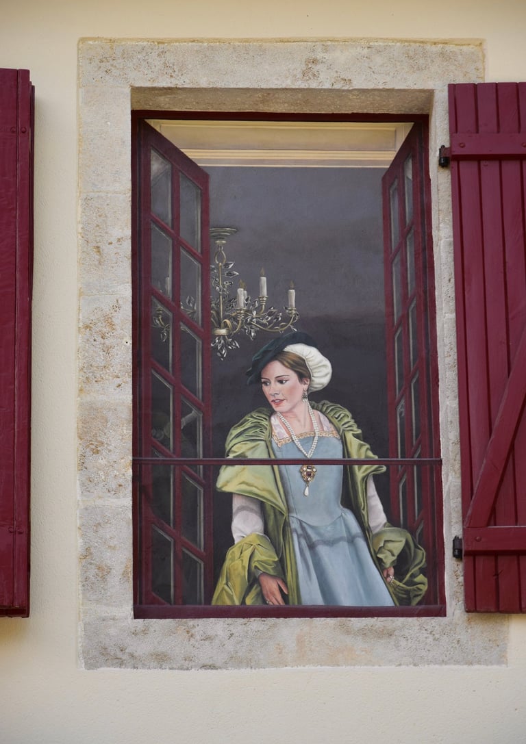 Une fenêtre murée est remplacée par un décor réaliste qui donne l'illusion d'une vraie avec un personnage en habits d'époque.